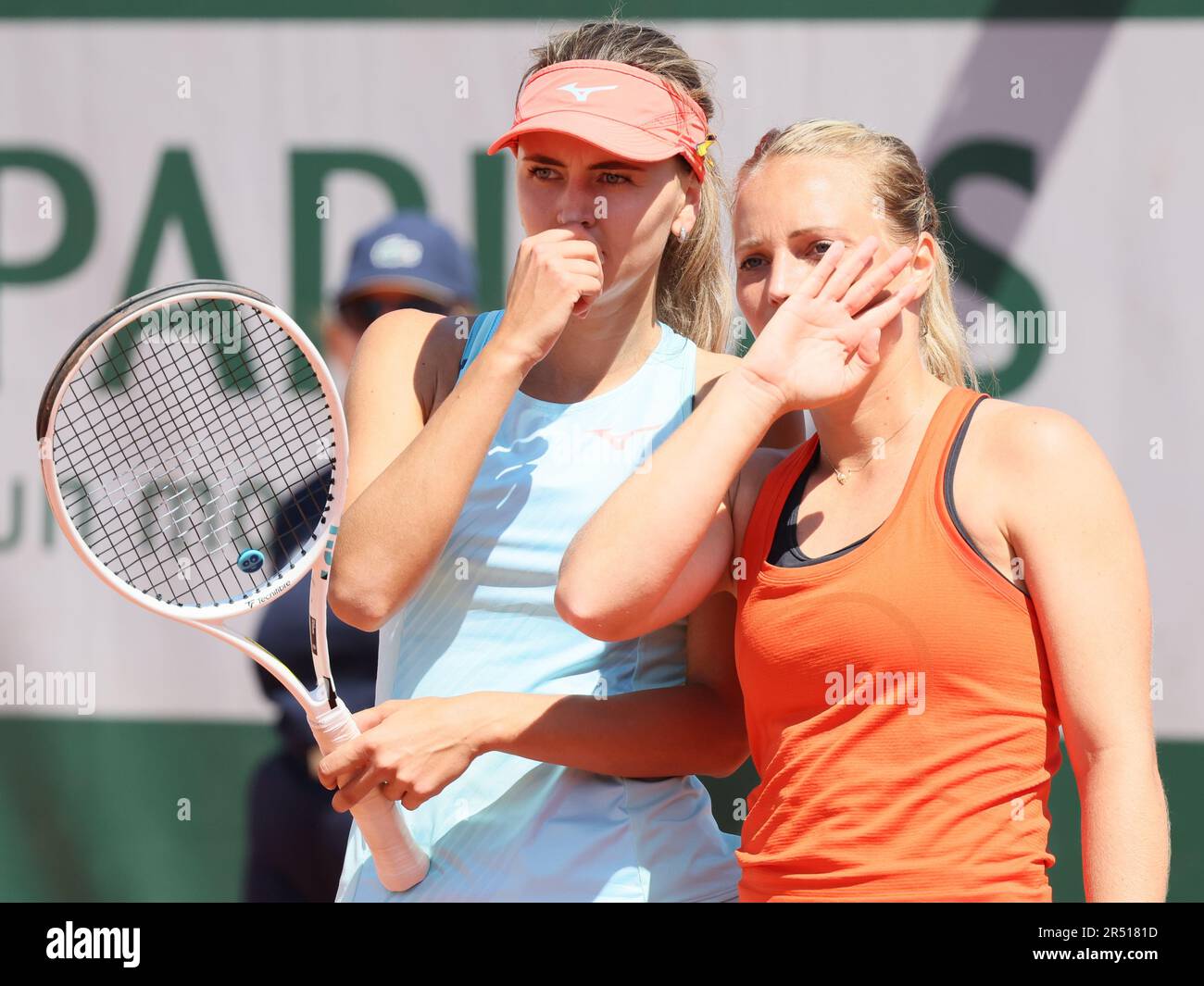 Parigi, Francia. 31st maggio, 2023. Il belga Maryna Zanevska e il belga Kimberley Zimmermann hanno ritratto nel corso di una partita di tennis doppia tra la coppia belga Zanevska-Zimmermann e la coppia francese Andrianjafitrimo-ferro, nel primo round delle doppie femminili al torneo di tennis francese Roland Garros Open di Parigi, in Francia, mercoledì 31 maggio 2023. BELGA PHOTO BENOIT DOPPAGNE Credit: Belga News Agency/Alamy Live News Foto Stock