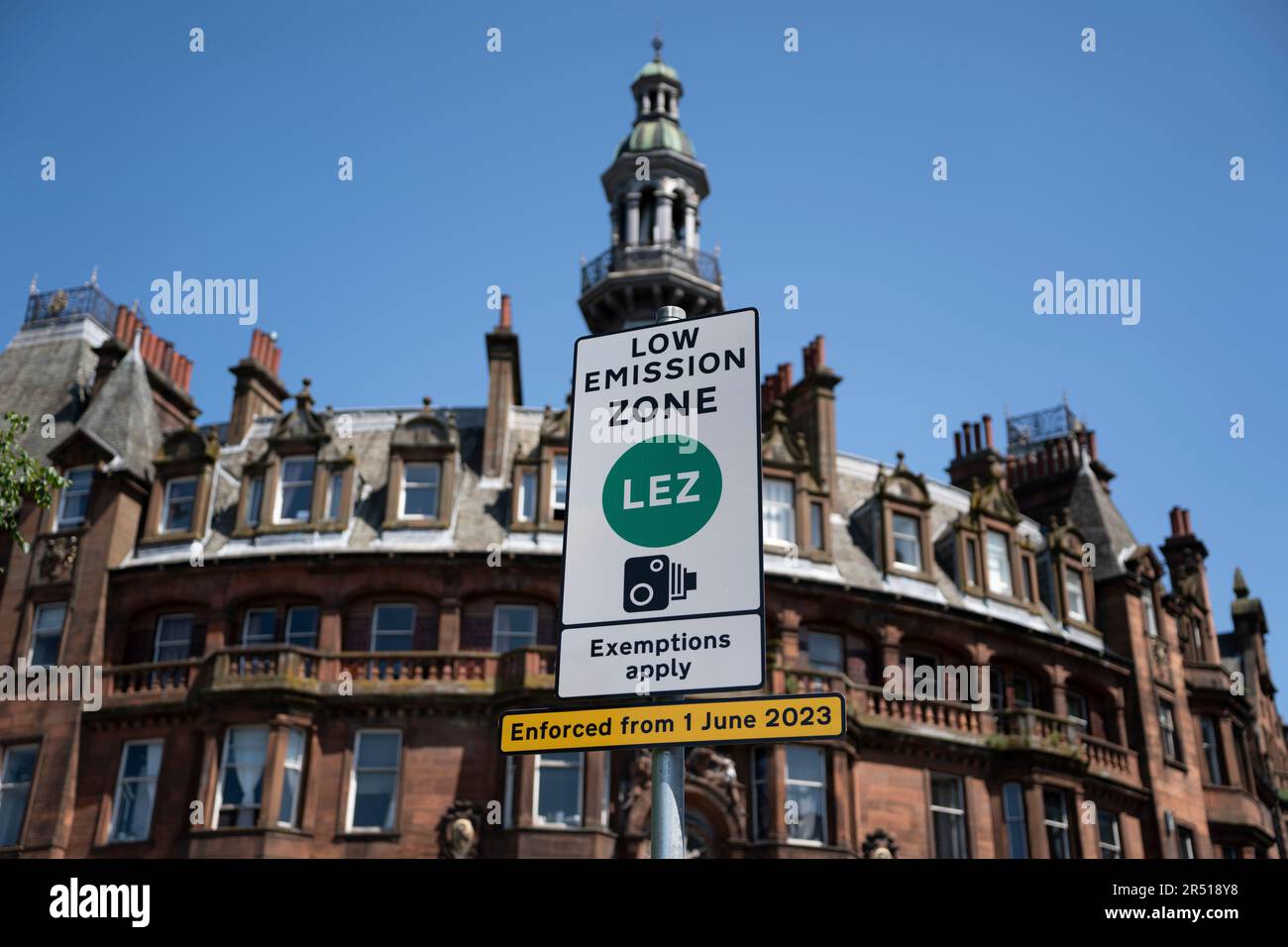 Glasgow, Scozia, Regno Unito. 31st maggio 2023. Segnali stradali che indicano l'inizio della zona a basse emissioni (LEZ) nel centro di Glasgow. L'applicazione della LEZ ha inizio il 1st giugno 2023 e i veicoli che non rispettano livelli di emissioni inquinanti inferiori (veicoli più vecchi) saranno multati. Un altro LEZ è previsto per il centro di Edimburgo in futuro. Iain Masterton/Alamy LiveNews Foto Stock