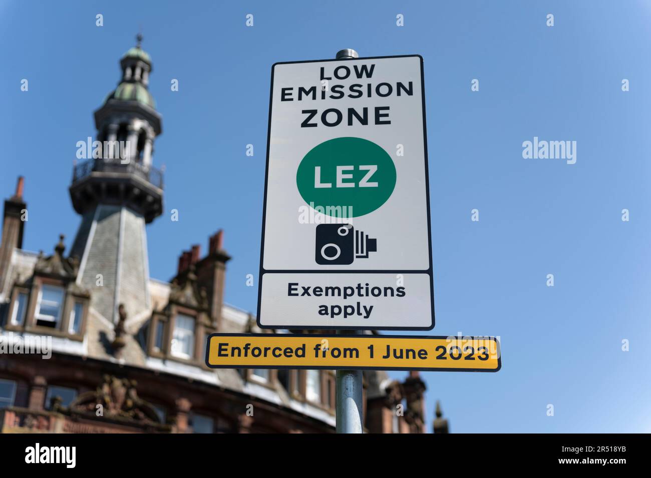 Glasgow, Scozia, Regno Unito. 31st maggio 2023. Segnali stradali che indicano l'inizio della zona a basse emissioni (LEZ) nel centro di Glasgow. L'applicazione della LEZ ha inizio il 1st giugno 2023 e i veicoli che non rispettano livelli di emissioni inquinanti inferiori (veicoli più vecchi) saranno multati. Un altro LEZ è previsto per il centro di Edimburgo in futuro. Iain Masterton/Alamy LiveNews Foto Stock