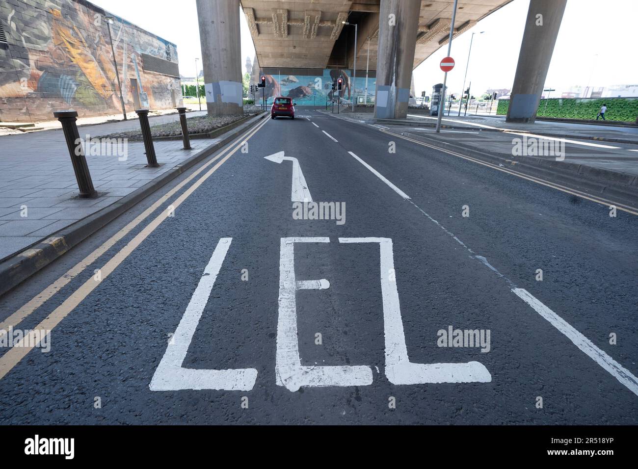 Glasgow, Scozia, Regno Unito. 31st maggio 2023.indicazioni stradali che mostrano l'inizio della zona a basse emissioni (LEZ) nel centro di Glasgow. L'applicazione della LEZ ha inizio il 1st giugno 2023 e i veicoli che non rispettano livelli di emissioni inquinanti inferiori (veicoli più vecchi) saranno multati. Un altro LEZ è previsto per il centro di Edimburgo in futuro. Iain Masterton/Alamy Live News Foto Stock