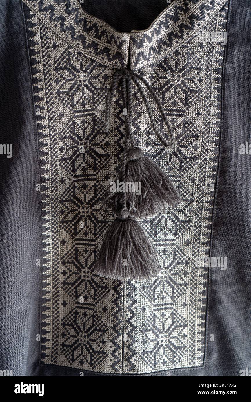 Maglia uomo ricamata vestiti ucraini. Sfondo blu grigio e nero. Vyshyvanka è un simbolo dell'Ucraina. Cucitura a croce con ricami. Punto nazionale ucraino. Simbolo dell'abbigliamento tradizionale. Foto Stock