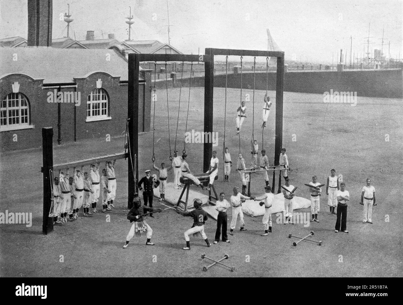 RN Caserma Chatham, c1904. Ginnastica: Attrezzatura ginnastica all'aperto con tarature che partecipano a varie attività tra cui la scherma. La costruzione della caserma iniziò nel 1897 e fu completata nel 1902. Le caserme erano note anche come HMS Pembroke e sono state utilizzate fino al 1961 per la flotta di riserva. In questo periodo la caserma è stata integrata nel cantiere navale e nella base navale fino alla chiusura di entrambi e alla disattivazione di HMS Pembroke nel 1984. Foto Stock