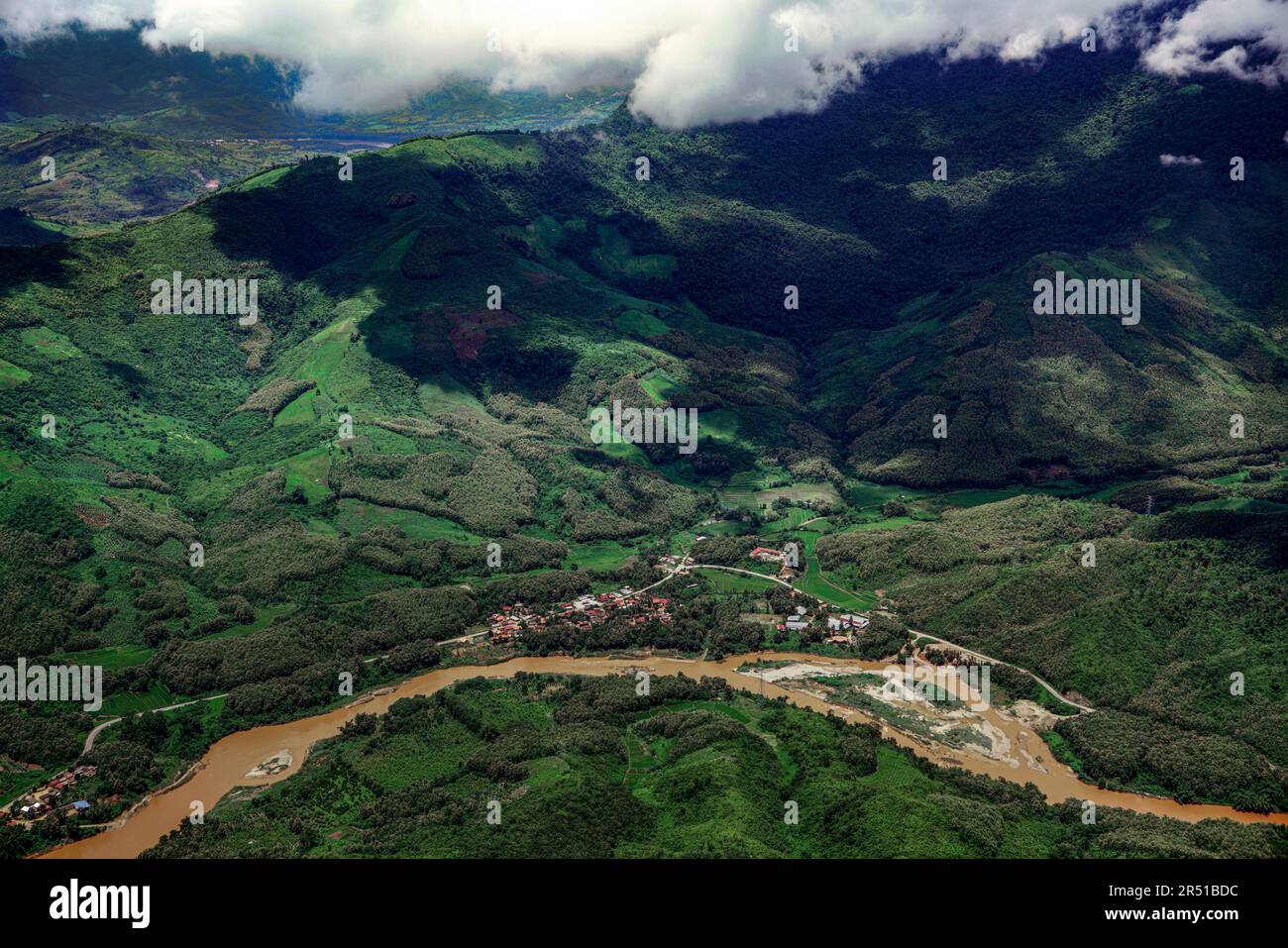 Sorvolando la lussureggiante giungla e le colline ondulate, questa vista aerea cattura la bellezza mozzafiato del fiume Mekong vicino a Luang Prabang, Laos. Foto Stock