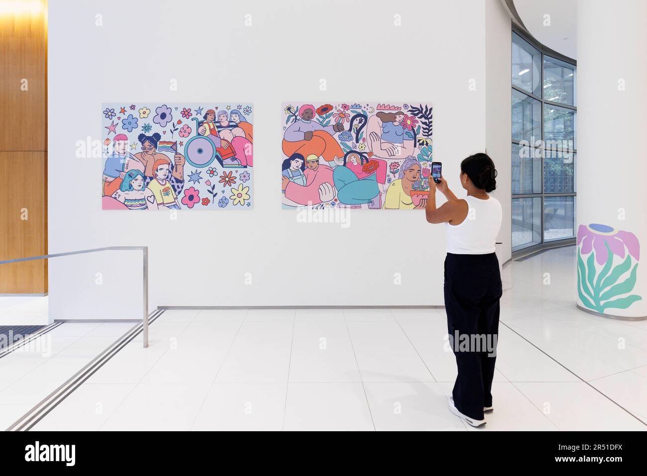 SOLO USO EDITORIALE l'illustratore Queer Emma Hayden svela la sua ultima installazione intitolata 'Bloom' a 99 Bishopsgate a Londra come parte del programma estivo di Brookfield Properties. Data immagine: Mercoledì 31 maggio 2023. Foto Stock