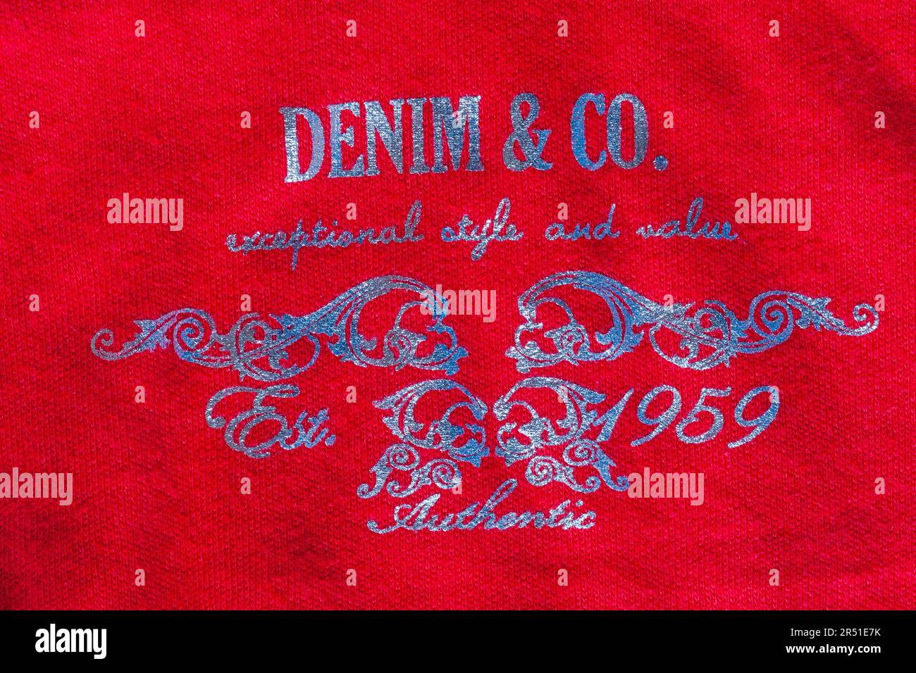 Il denim Co dettaglio in rosso vestito con cappuccio Foto Stock