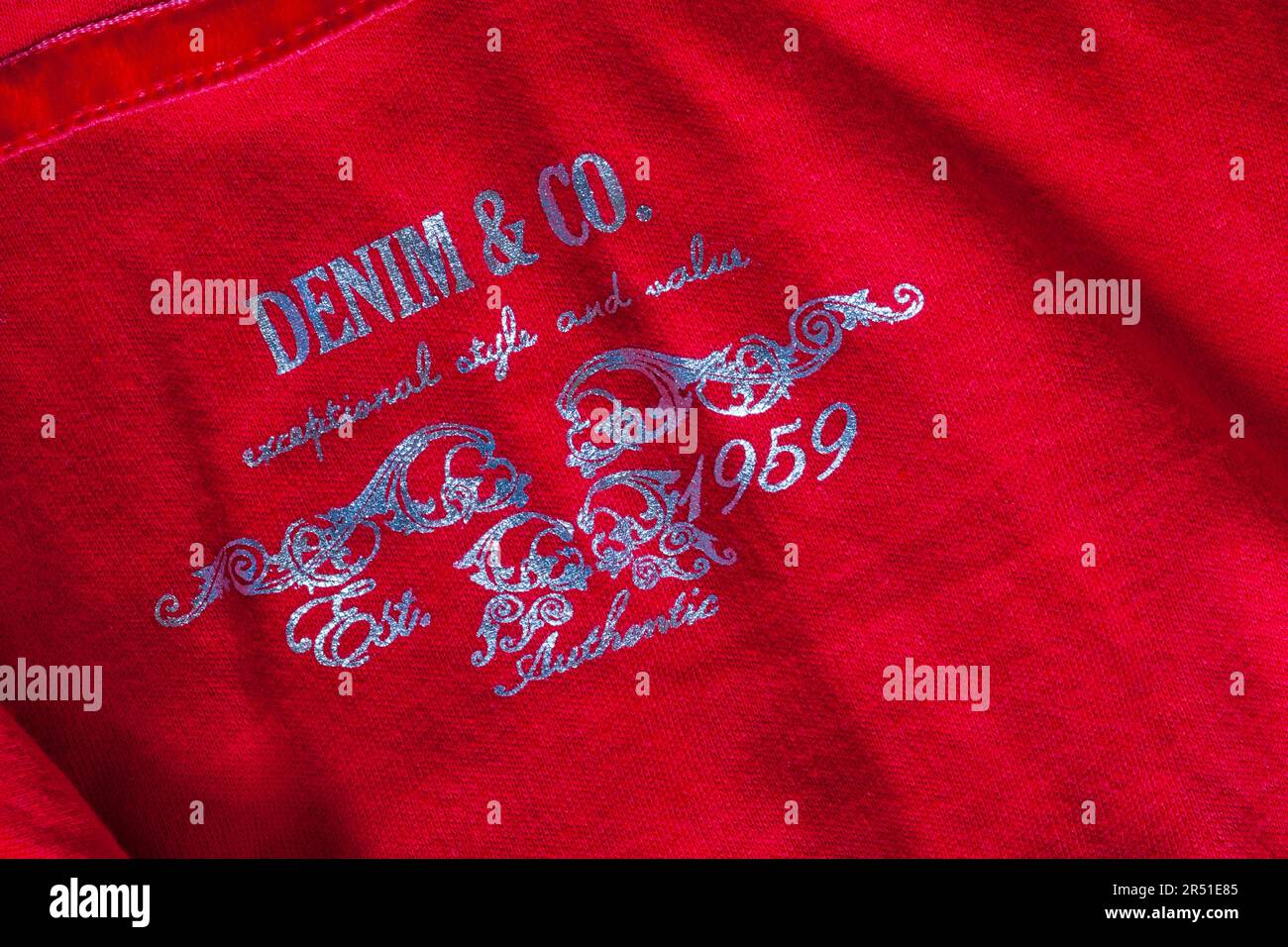 Il denim Co dettaglio in rosso vestito con cappuccio Foto Stock