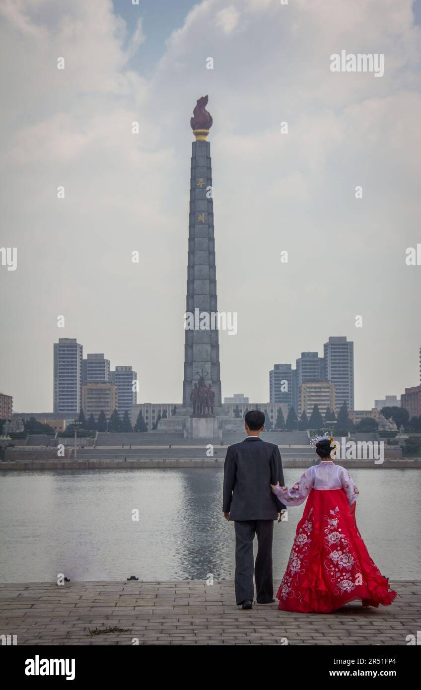 Giovane coppia nordcoreana in piedi in Piazza Kim il Sung a pyongyang Foto Stock