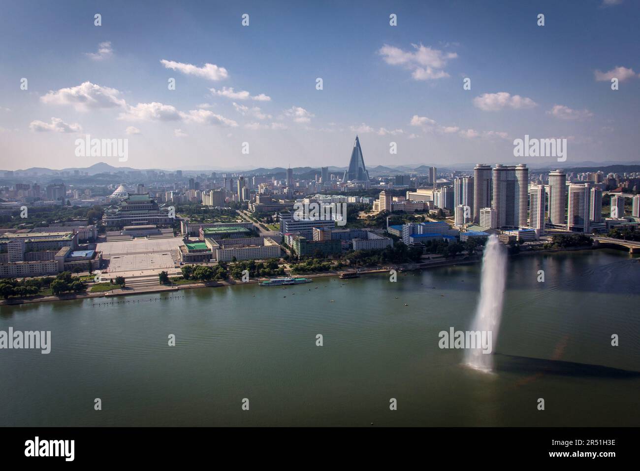 Vista sulla città di Pyongyang dalla cima della Juche Tower nella Corea del Nord Foto Stock