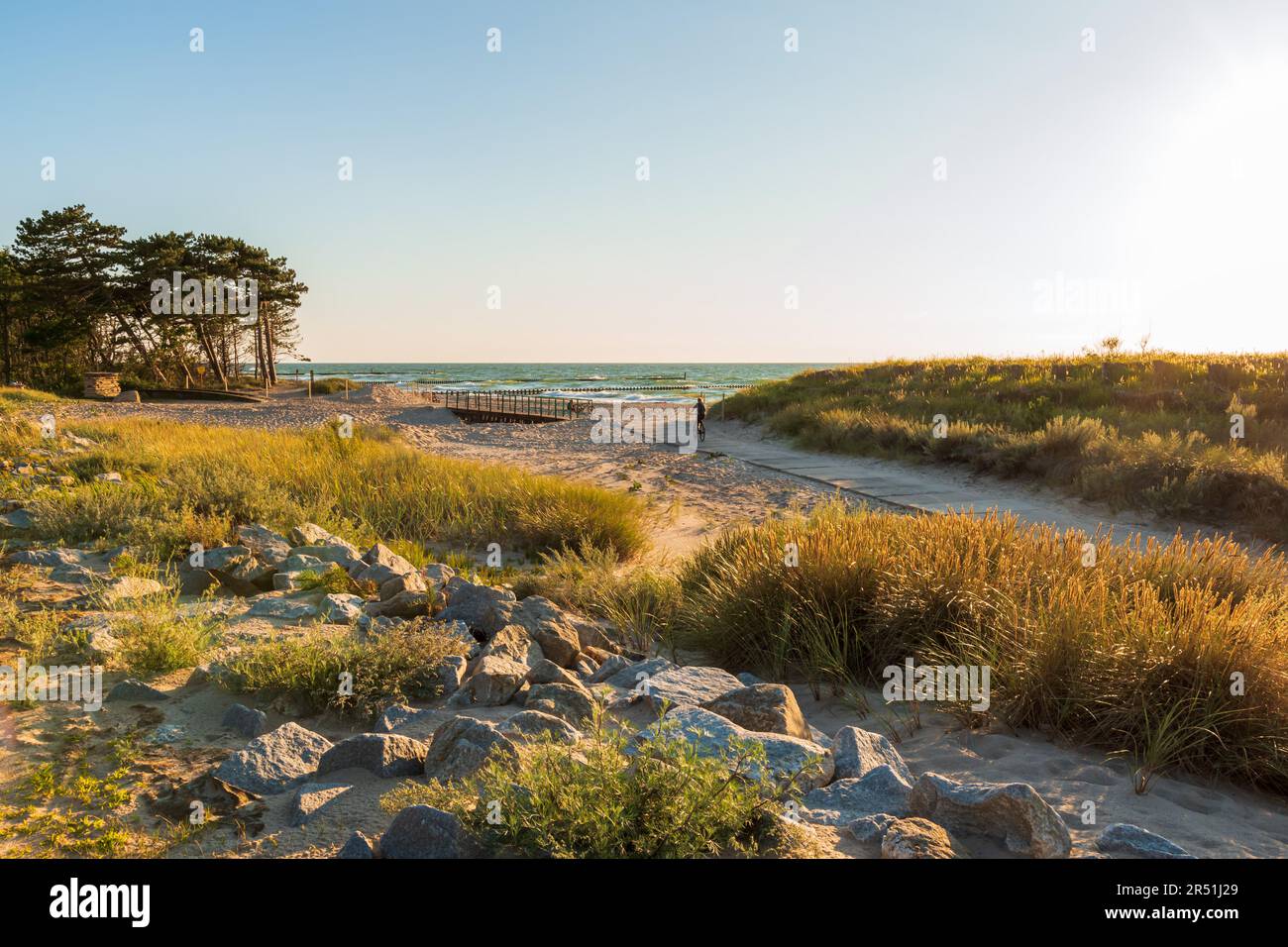 Pista ciclabile internazionale r-10. Sputate sul Lago Kopań. Bellissimo tramonto sul Mar Baltico polacco. Dune e vegetazione costiera. Darlowo, Mar Baltico, Pol Foto Stock