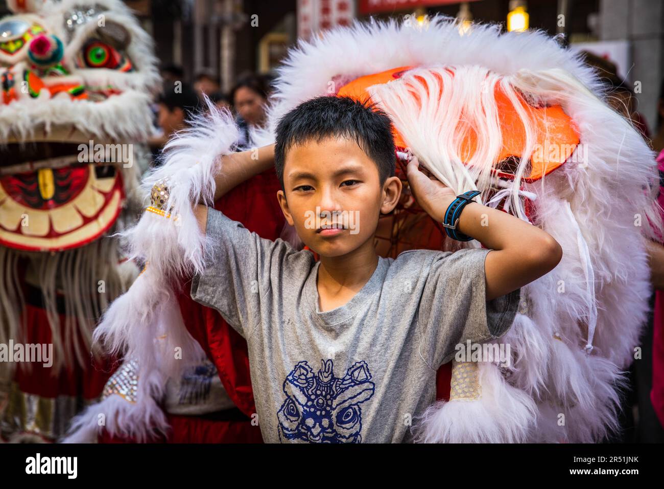 I bambini eseguono danze di rangon nelle strade di Taipei, Taiwan Foto Stock
