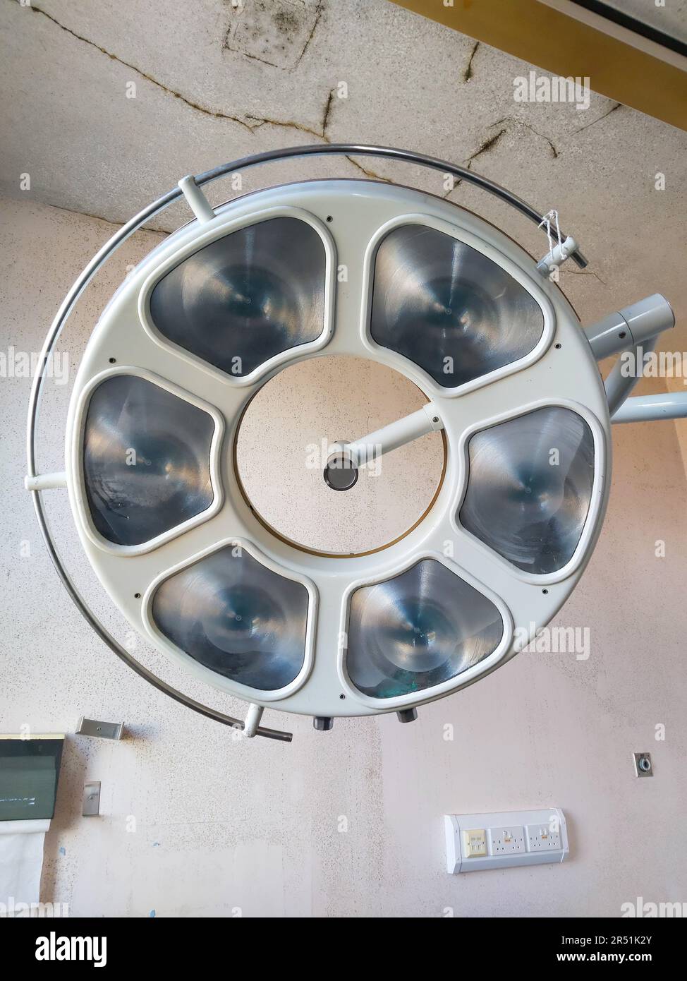 Vista ravvicinata di una lampada chirurgica. OMAGH, IRLANDA DEL NORD: IMMAGINI SPAVENTOSE di un teatro chirurgico per bambini e attrezzature chirurgiche sono state catturate in un Foto Stock