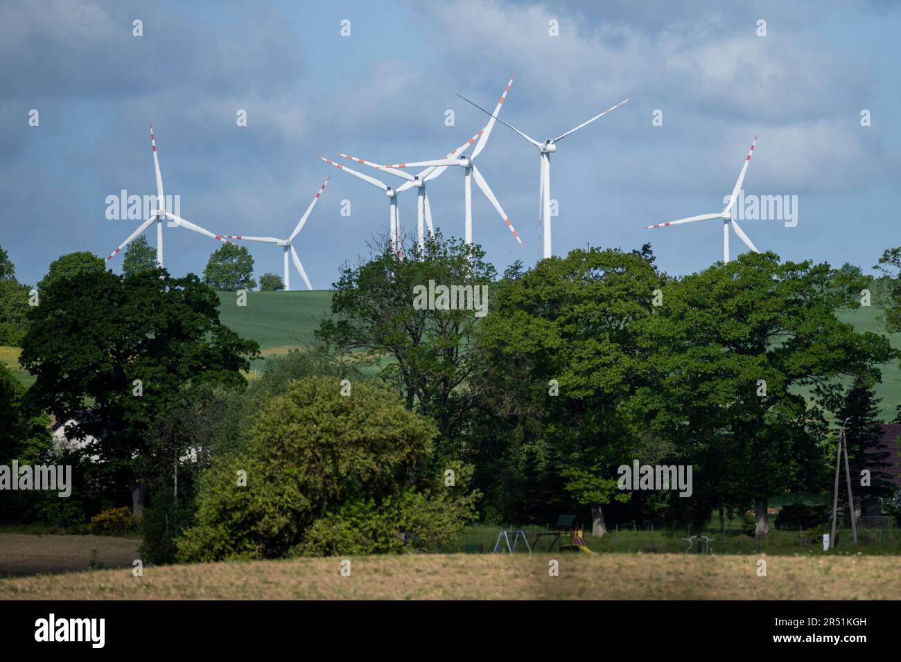 Lubiatowo, Polonia. 29th maggio, 2023. Il parco eolico visto vicino al paese di Gosciecino. Westinghouse Electric Company e Westinghouse Electric Poland saranno responsabili dello sviluppo di un modello per la costruzione della prima centrale nucleare in Polonia. Credit: SOPA Images Limited/Alamy Live News Foto Stock