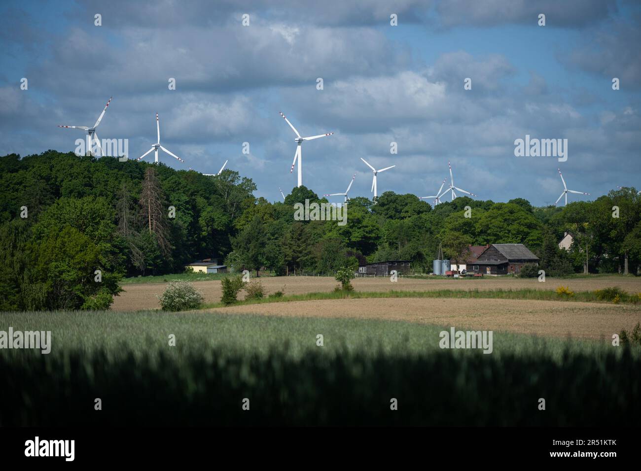 Lubiatowo, Polonia. 29th maggio, 2023. Il parco eolico visto vicino al paese di Gosciecino. Westinghouse Electric Company e Westinghouse Electric Poland saranno responsabili dello sviluppo di un modello per la costruzione della prima centrale nucleare in Polonia. (Foto di Mateusz Slodkowski/SOPA Images/Sipa USA) Credit: Sipa USA/Alamy Live News Foto Stock