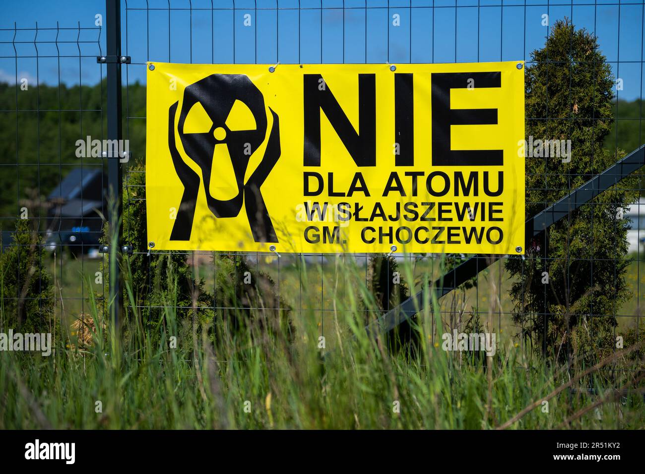 Lubiatowo, Polonia. 29th maggio, 2023. La recinzione della casa nel villaggio di Slajszewo visto con un grande banner „No per Atom in Slajszewo”. Westinghouse Electric Company e Westinghouse Electric Poland saranno responsabili dello sviluppo di un modello per la costruzione della prima centrale nucleare in Polonia. (Foto di Mateusz Slodkowski/SOPA Images/Sipa USA) Credit: Sipa USA/Alamy Live News Foto Stock