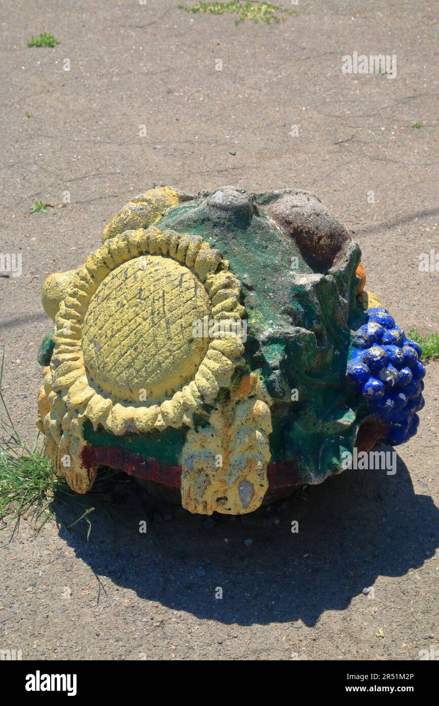La foto è stata scattata nella città di Odessa in Ucraina in un parco pubblico chiamato Giardino Dyukovsky. La foto mostra una vecchia decorazione in cemento del parco dal Th Foto Stock