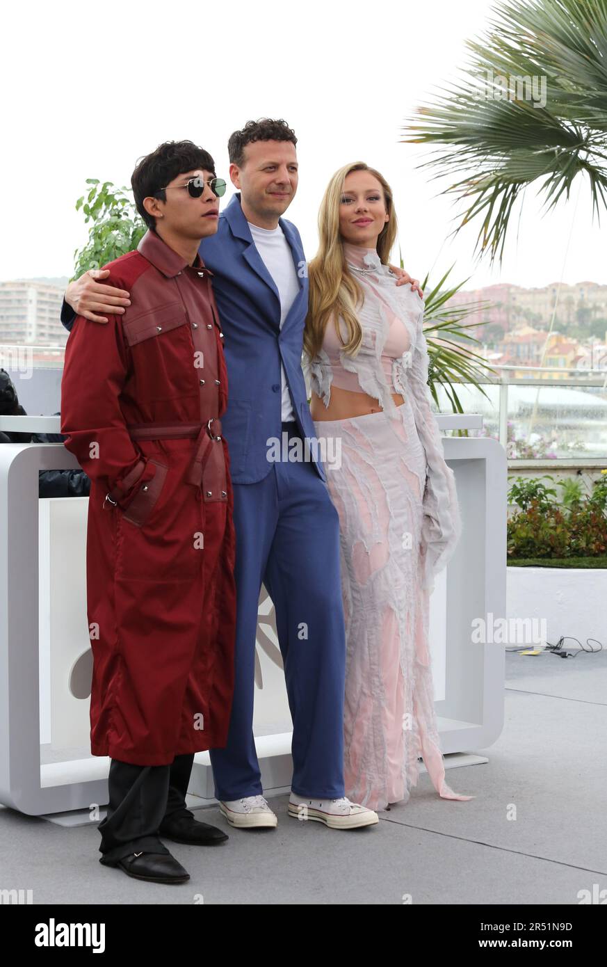 Cannes, Francia, 19th maggio 2023. Juan Daniel Garcia, regista Amat Escalante ed Ester Exposito al bando fotografico per il film Lost in the Night (Perdidos en la Noche) al Festival di Cannes 76th. Photo Credit: Doreen Kennedy / Alamy Live News. Foto Stock