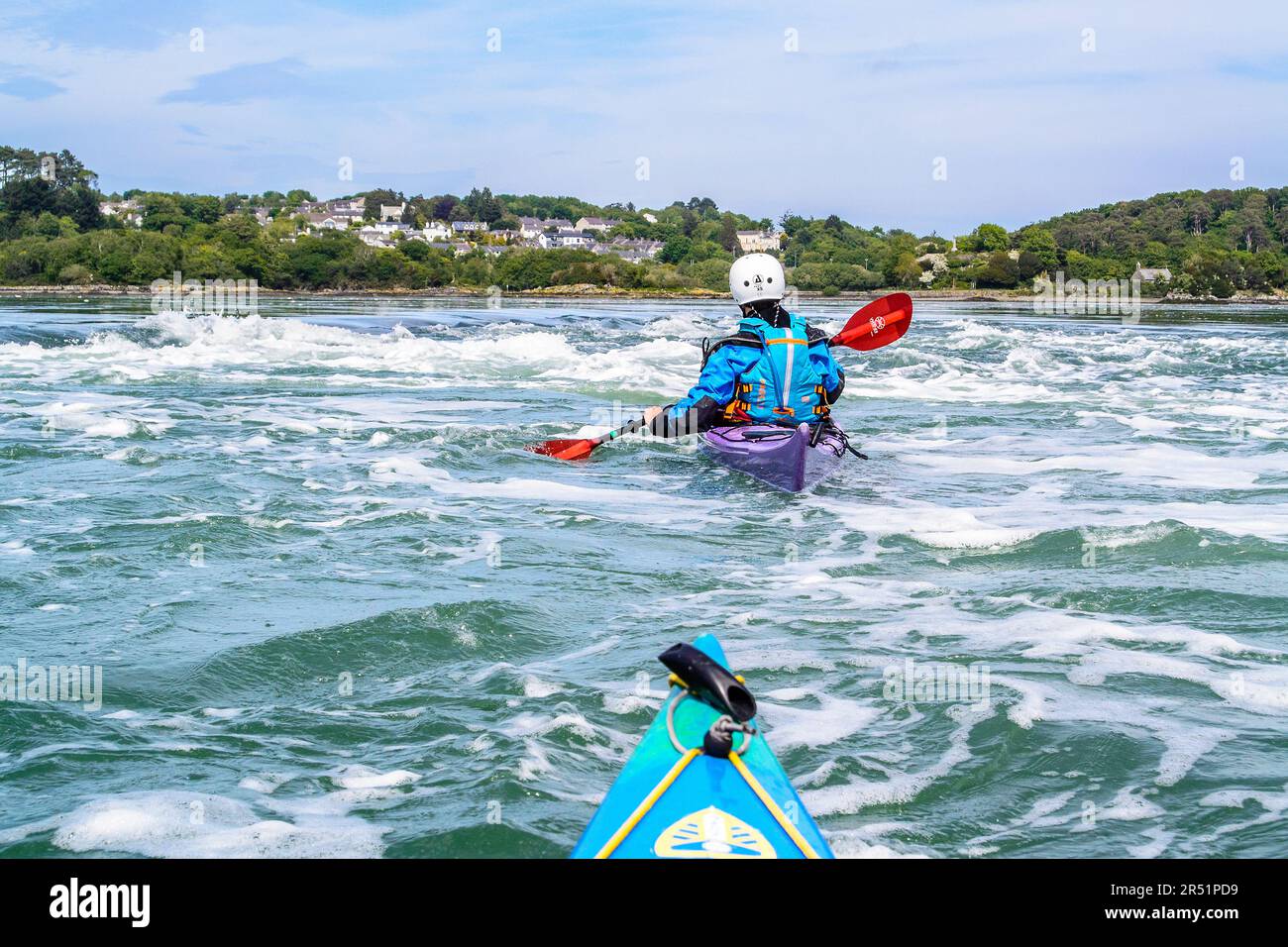 Kayak sullo stretto di Menai, Galles, Regno Unito Foto Stock