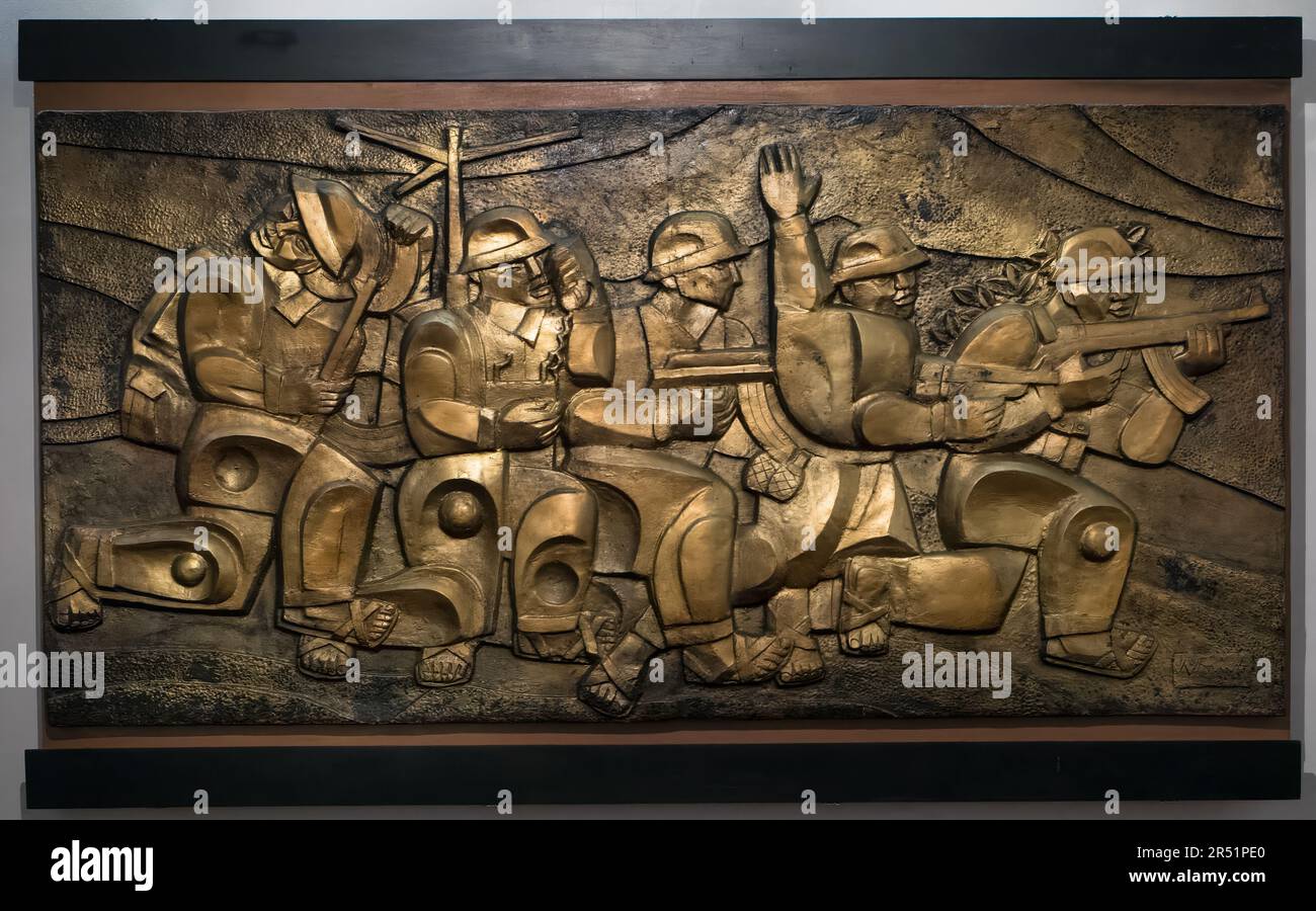 Un pezzo di arte propagandistica comunista chiamato Quang da Postmen, un pezzo di arte composita di Ngueyn Trong Dung in mostra al Museo delle Belle Arti di Danang, Dana Foto Stock