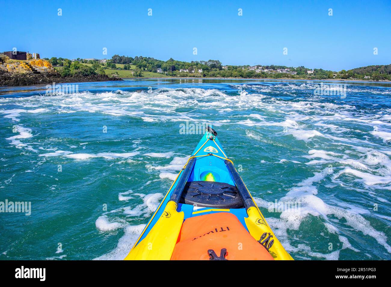 Kayak sullo stretto di Menai, Galles, Regno Unito Foto Stock