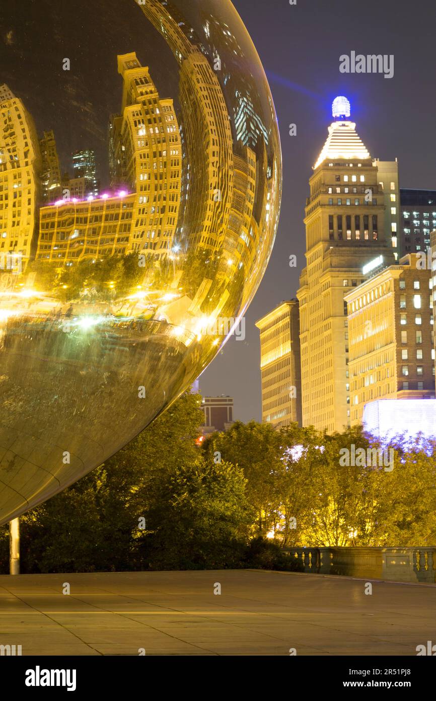 USA, Illinois, Chicago, riflessioni di costruzioni lungo Michigan Avenue in 'The Bean' di notte. Foto Stock