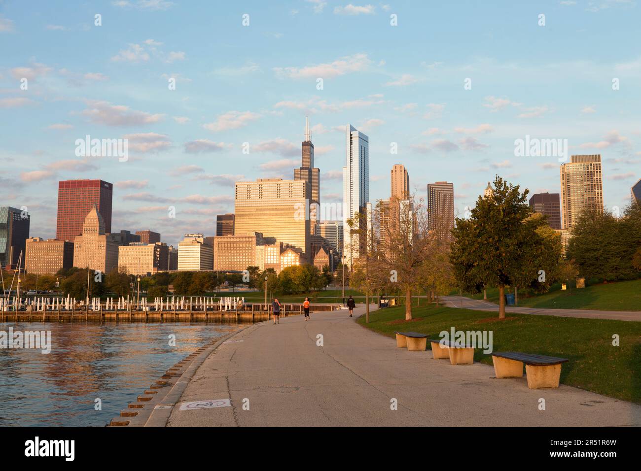 USA, Illinois, Chicago, Lakefront Trail vicino North Harbour con lo skyline della città sullo sfondo. Foto Stock