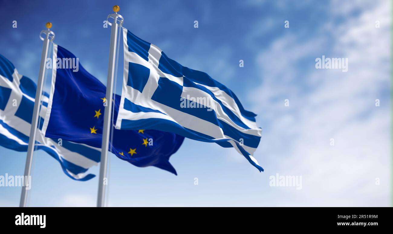 Le bandiere della Grecia e dell’UE si esibono con orgoglio, simboleggiando l’unità, l’armonia e i valori democratici. Perfetto per mostrare identità culturale, diversità e collaborazione Foto Stock