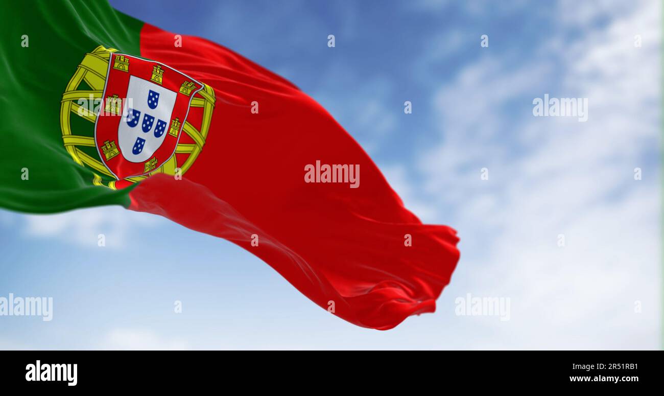 La bandiera nazionale portoghese sventola al vento in una giornata limpida. La Repubblica portoghese è uno Stato membro dell'Unione europea. 3d rappresentazione dell'illustrazione. Flutter Foto Stock