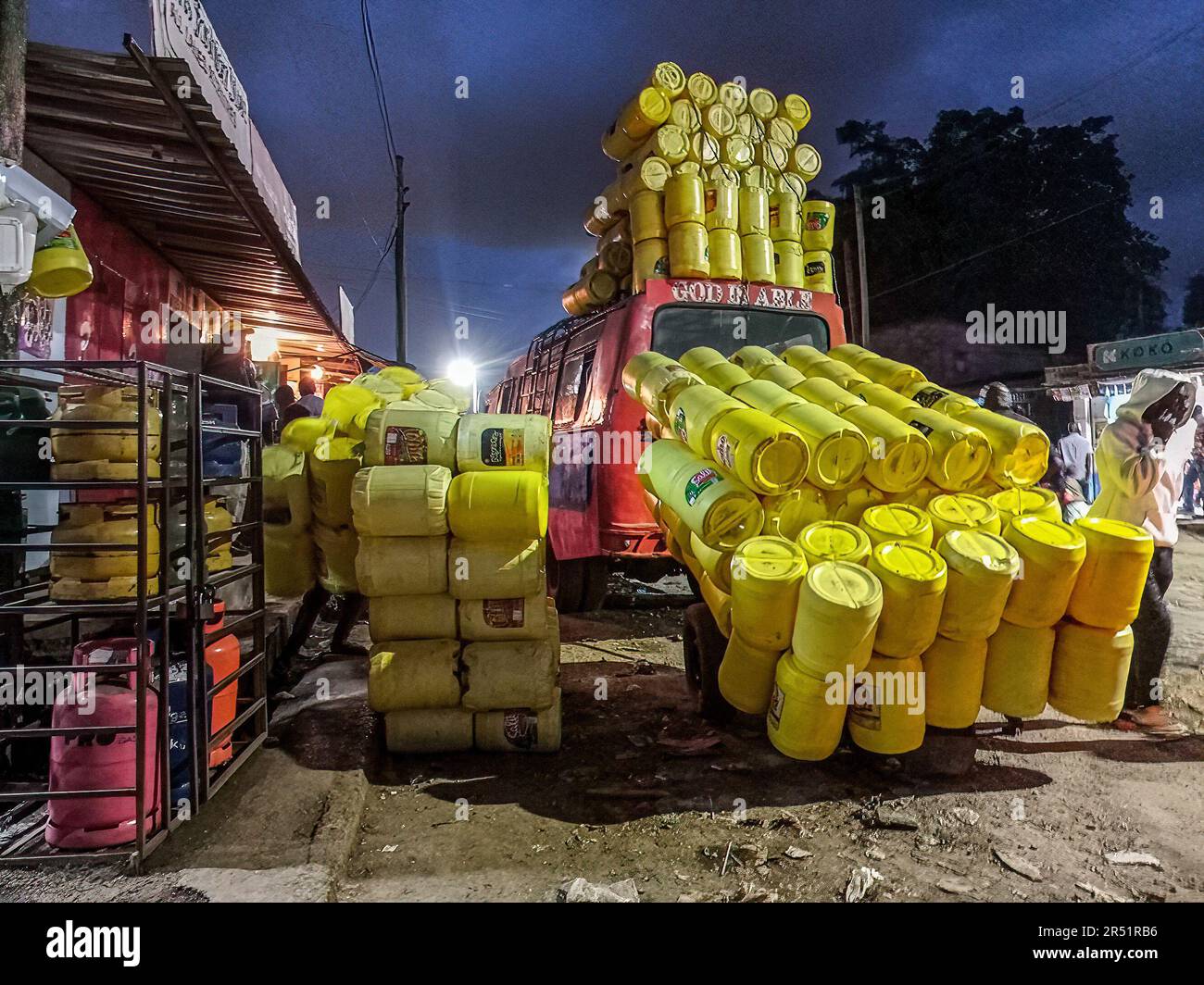 Nairobi, Kenya. 21st maggio, 2023. I raccoglitori di rifiuti a Kibera Snum dispongono di contenitori di plastica di olio da cucina usati in cima a un mini bus per la consegna in fabbrica a Nairobi. Il riciclaggio riduce la comparsa di tutte le forme di inquinamento intorno a noi. Il riciclaggio di plastica fornisce reddito ai volontari che raccolgono i rifiuti di plastica ogni giorno intorno alle nostre case e intorno ai quartieri locali. Credit: SOPA Images Limited/Alamy Live News Foto Stock