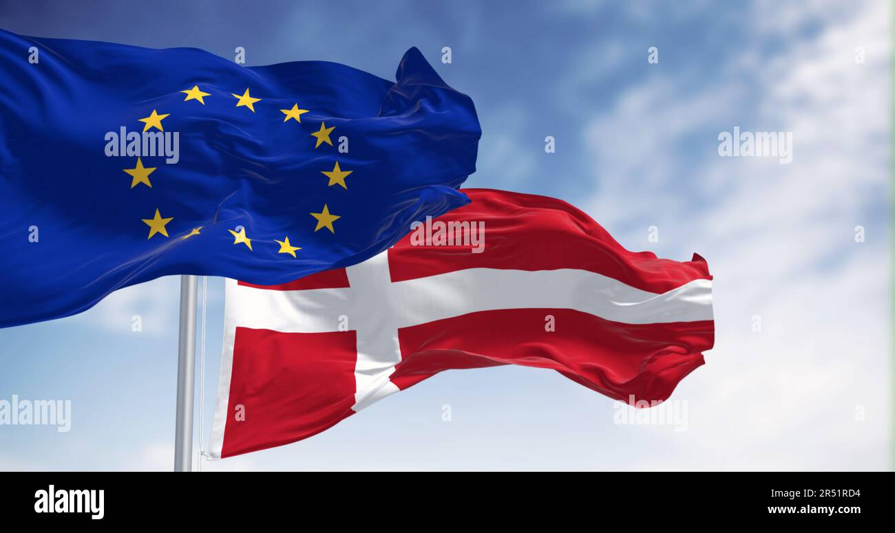 La bandiera nazionale della Danimarca e la bandiera dell'Unione europea tremano al vento contro un cielo sereno. Illustrazione rappresentata in 3D. Flutering Foto Stock