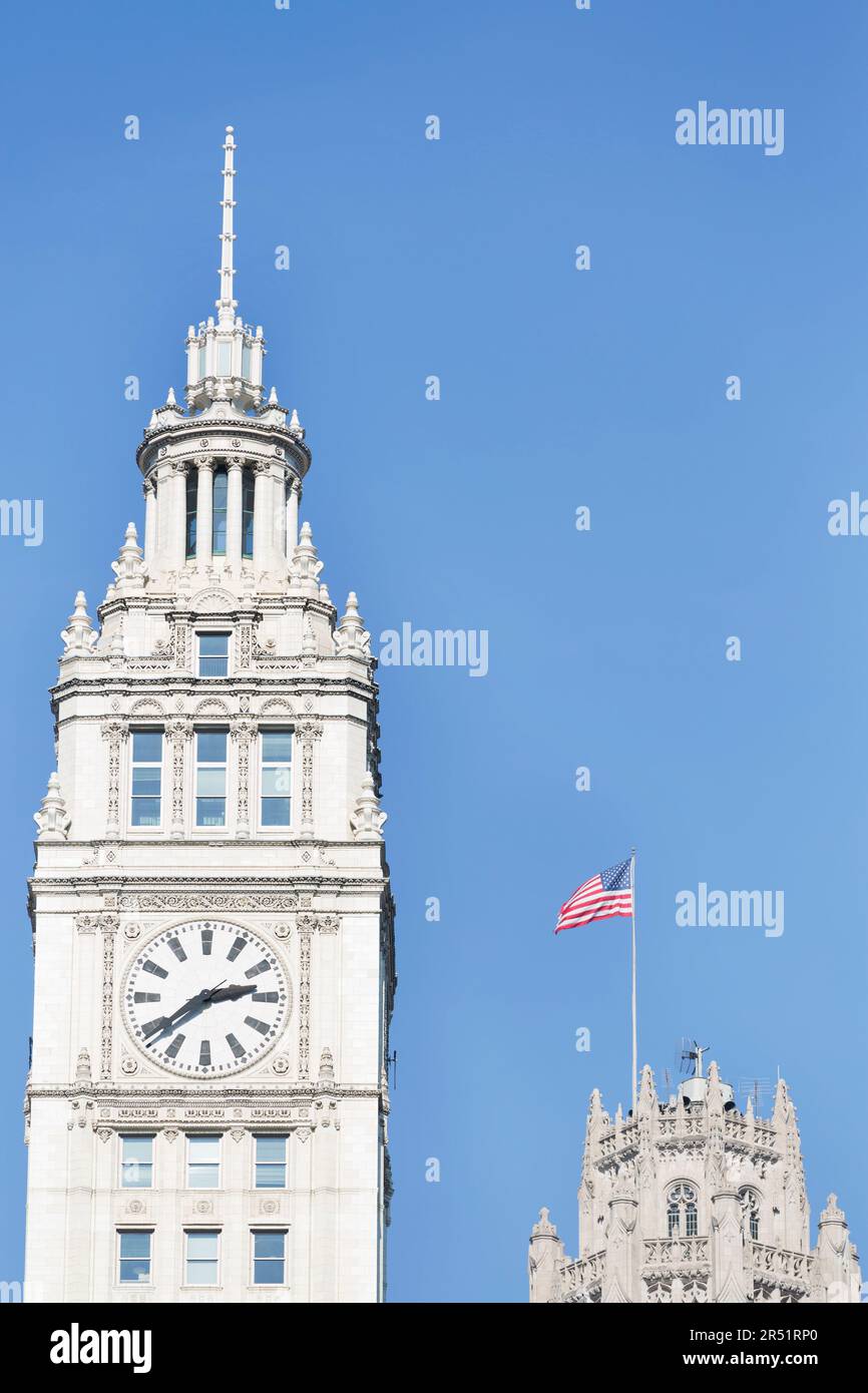 USA, Illinois, Chicago, la torre dell'orologio Wrigley e la torre Tribune. Foto Stock