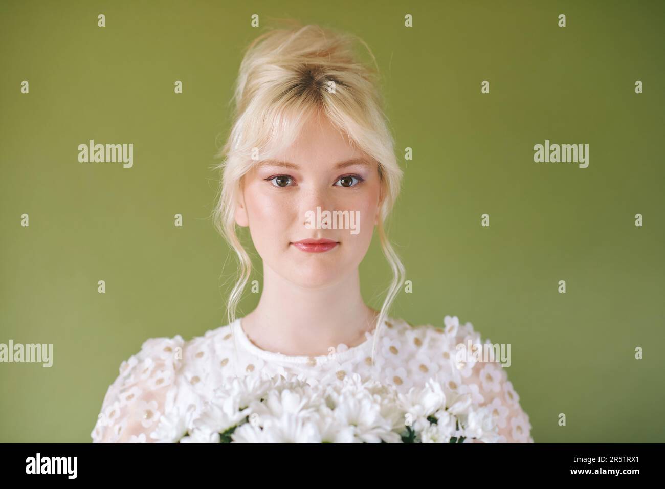Ritratto di bellezza di bella giovane 15 - 16 anni teenage ragazza vestito bianco posa su sfondo verde Foto Stock