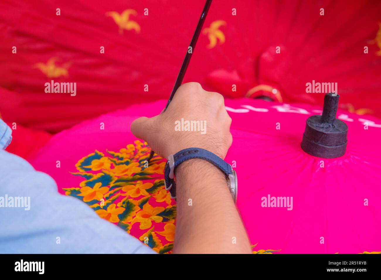 Uomo dipinto su ombrello fatto a mano del villaggio Bo Sang, Chiang mai, Thailandia. Foto Stock Uomo dipinto su ombrello fatto a mano del villaggio Bo Sang, Chiang mai, Thailandia. Foto Stock