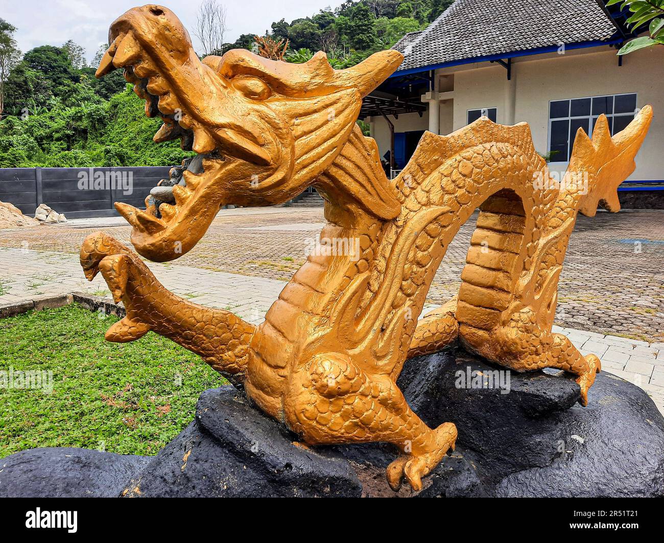 Una statua di drago dorato fotografata in Indonesia. Dragon è un animale mito che ha un sacco di influenza nella cultura asiatica come la Cina e anche la religione Foto Stock