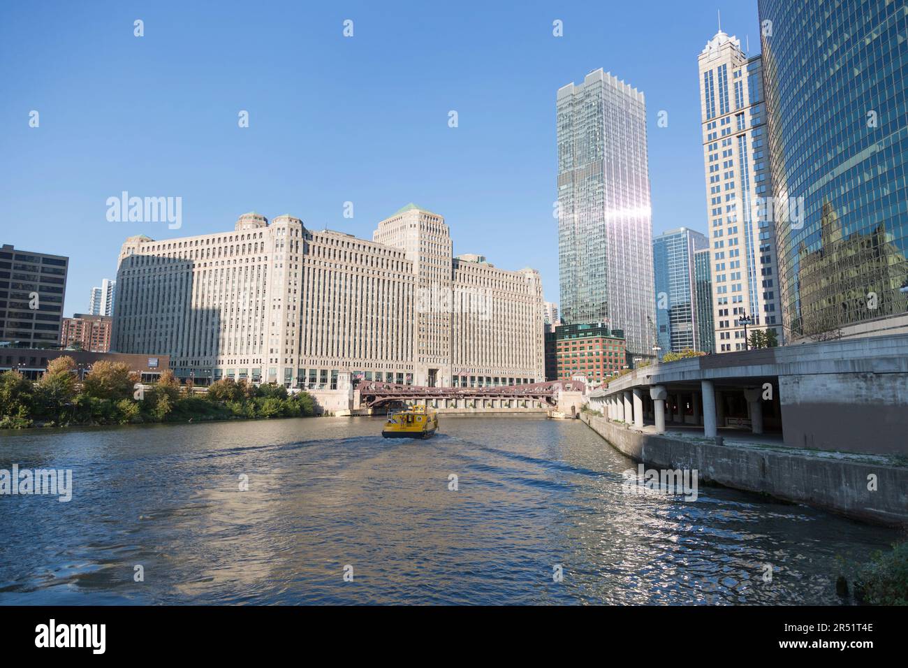 USA, Illinois, Chicago, ponte di Franklin Street visto dal fiume Chicago. Foto Stock
