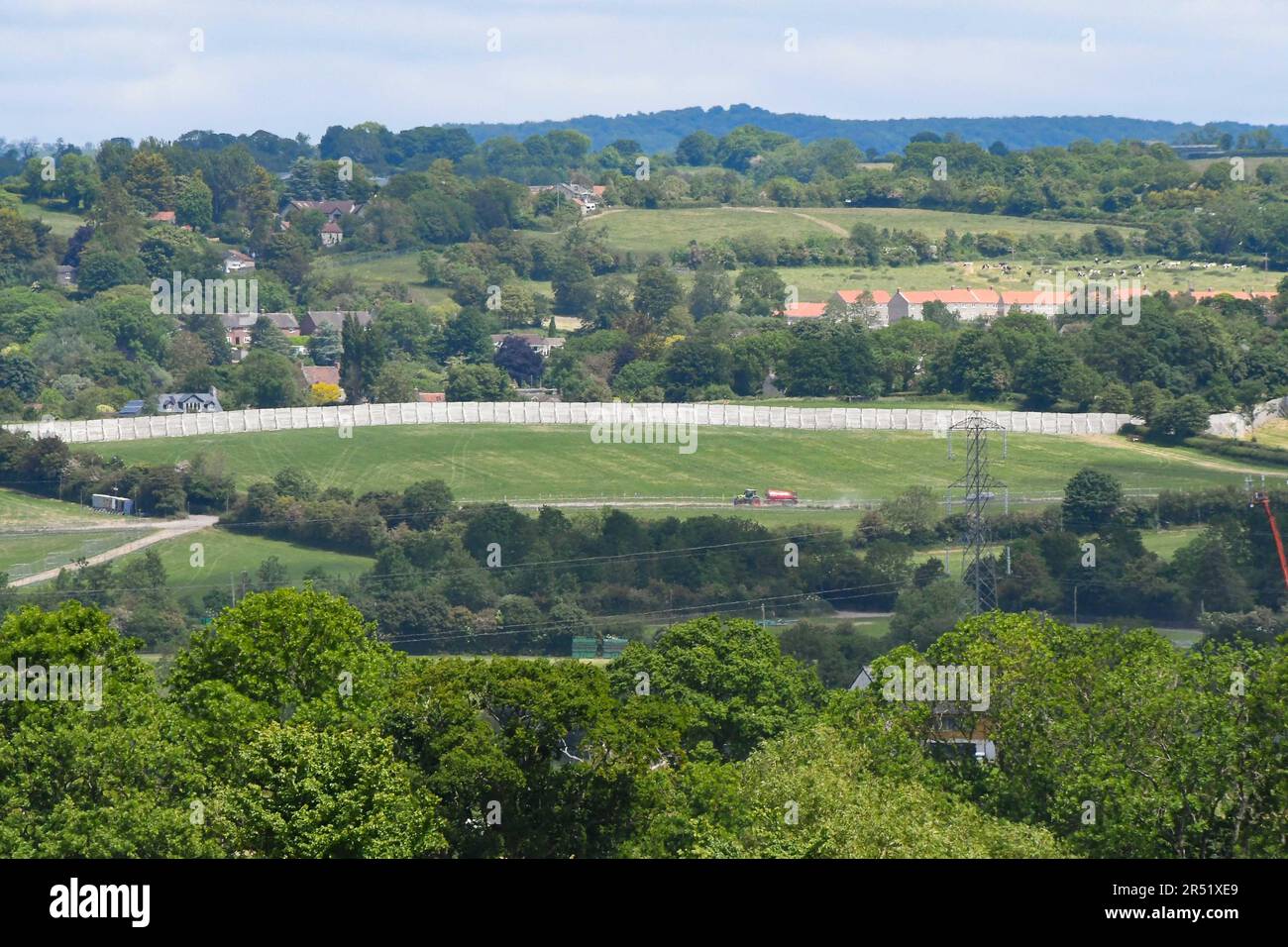 Pilton, Somerset, Regno Unito. 31st maggio 2023. Meteo nel Regno Unito. Vista generale del sito del Festival di Glastonbury presso la Worthy Farm di Pilton nel Somerset in un caldo pomeriggio di sole, che si sta approntando per quest'anno festival musicale che si terrà dal 21st al 25th giugno 2023. La recinzione di sicurezza che circonda il luogo è stata costruita. Picture Credit: Graham Hunt/Alamy Live News Foto Stock