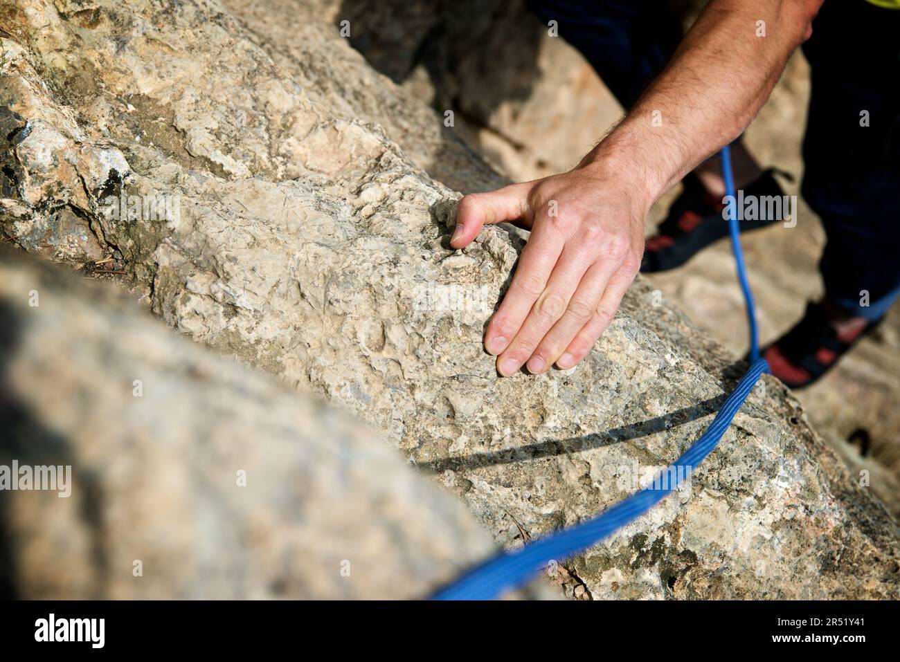 Primo piano delle mani di un arrampicatore a Morata de Jalon, Provincia di Saragozza, Aragona in Spagna Foto Stock