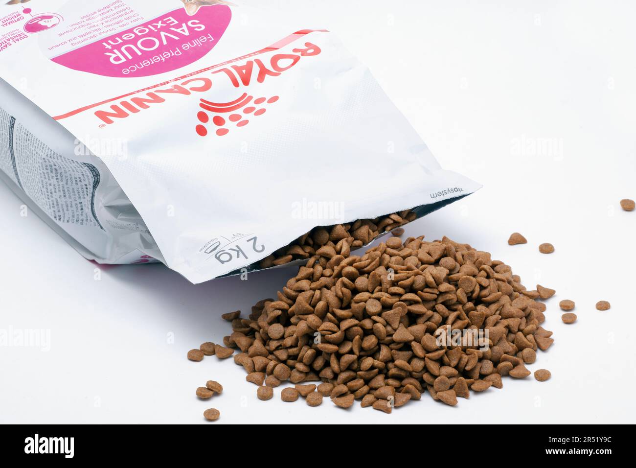 2kg sacchetto richiudibile di Royal Canin Savour Exigent Cat Biscuits Foto Stock