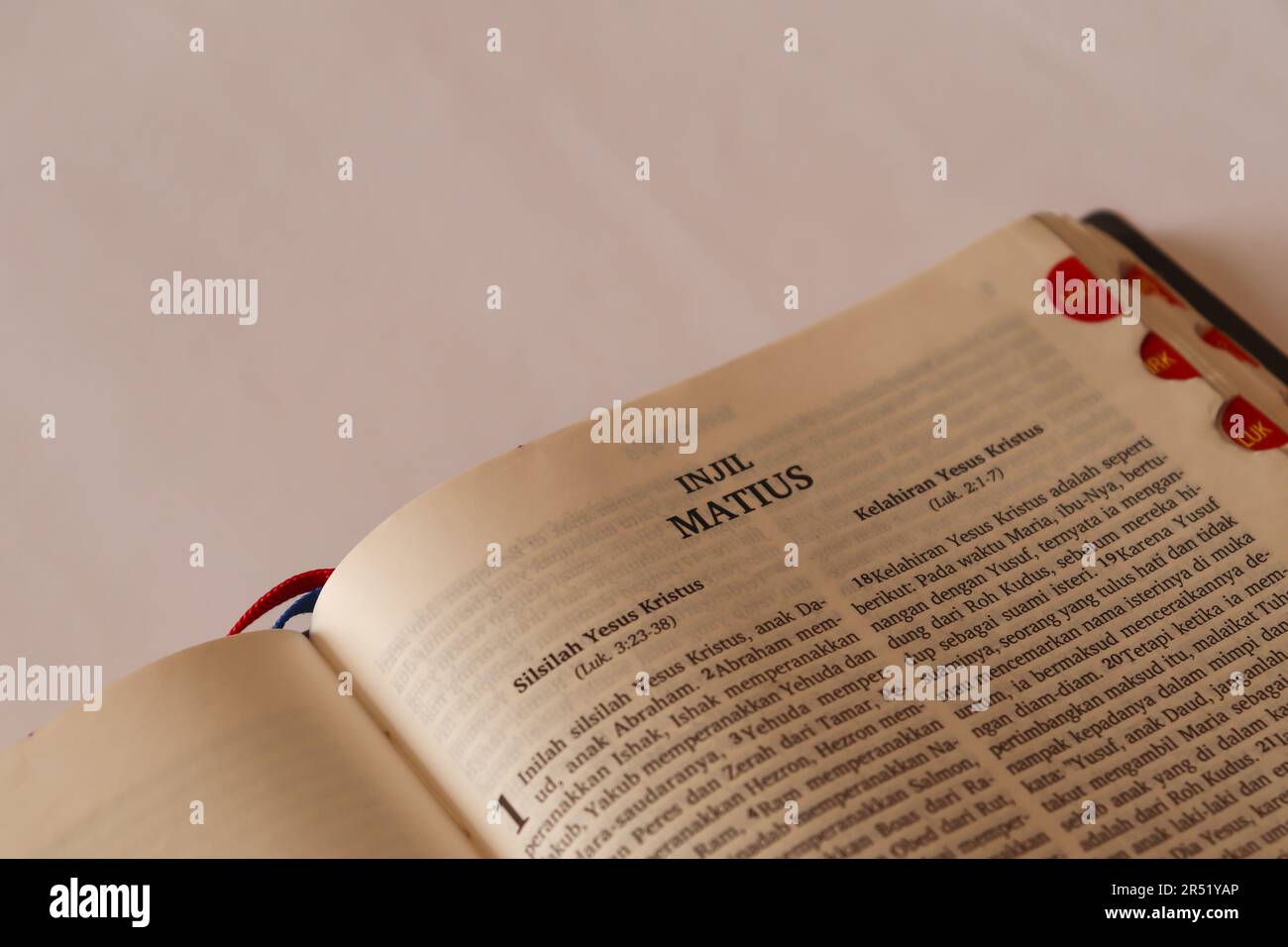 La Bibbia è un importante simbolo per Cristiano. Qui si vede il Vangelo di Matteo. Foto Stock