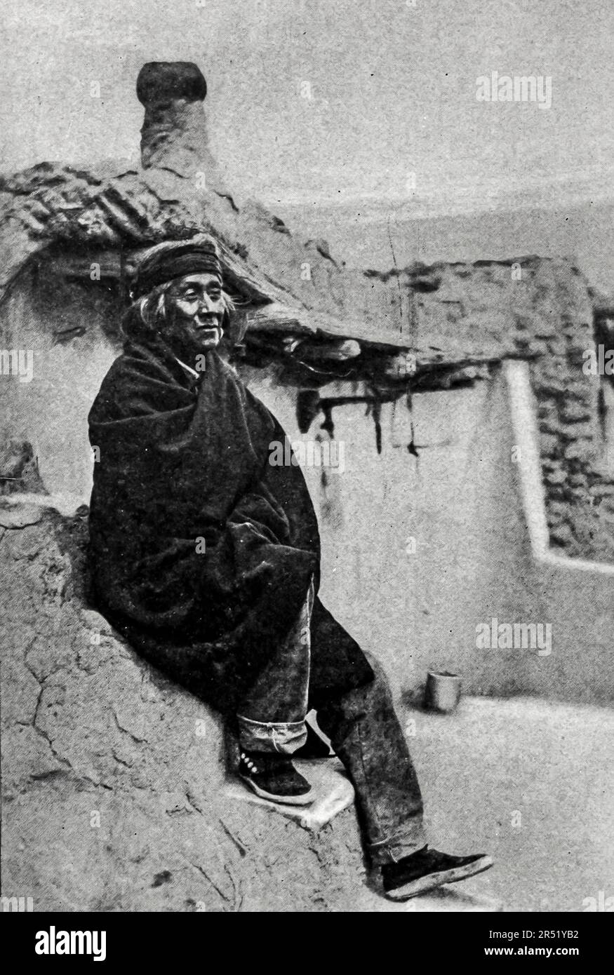 Il Governatore del Villaggio Pueblo Life in New Mexico fotografia d'epoca in bianco e nero di Clifton Johnson, dal libro guida 'autostrade e vie secondarie delle Montagne Rocciose' Data di pubblicazione 1910 Editore Macmillan Company New York e Londra Foto Stock