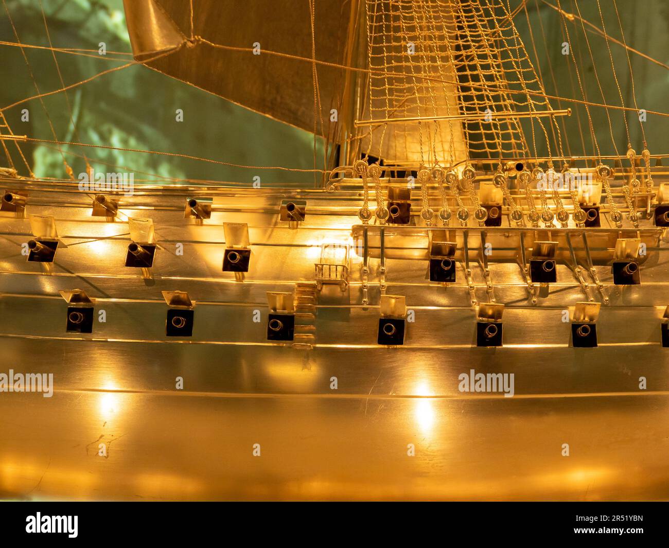 Modello di una vecchia nave con pistole di artiglieria. Vecchia nave militare. Foto Stock