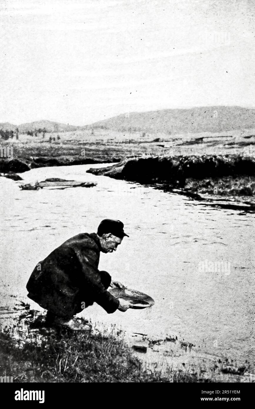 Panning for Gold Among the Black Hills, Dakota fotografia d'annata in bianco e nero di Clifton Johnson, dal libro guida ' Highways and byways of the Rocky Mountains ' Pubblicazione data 1910 Editore Macmillan Company New York e Londra Foto Stock