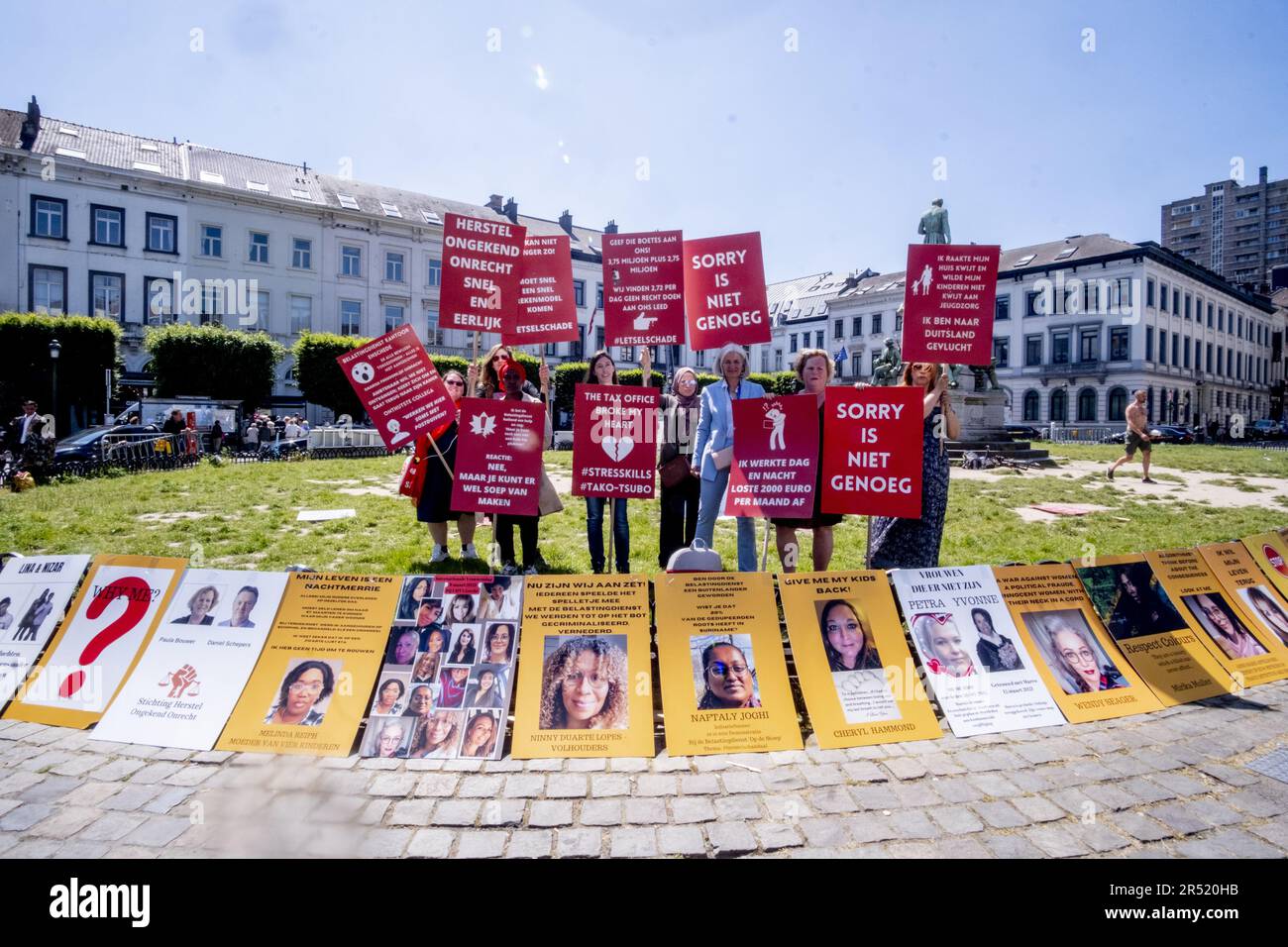 Bruxelles, Belgio. 31st maggio, 2023. La gente si riunisce per un'azione di protesta del gruppo "Stichting Herstel Ongekend Onrecht" per chiedere giustizia nello scandalo olandese delle prestazioni per i bambini, al di fuori di una sessione plenaria del Parlamento europeo a Bruxelles, mercoledì 31 maggio 2023. Tra il 2005 e il 2019 circa 30,000 genitori e 70,000 bambini sono stati falsamente accusati di richieste di risarcimento fraudolente, ricevendo richieste di rimborso per l'intera somma ricevuta. BELGA PHOTO HATIM KAGHAT Credit: Belga News Agency/Alamy Live News Foto Stock