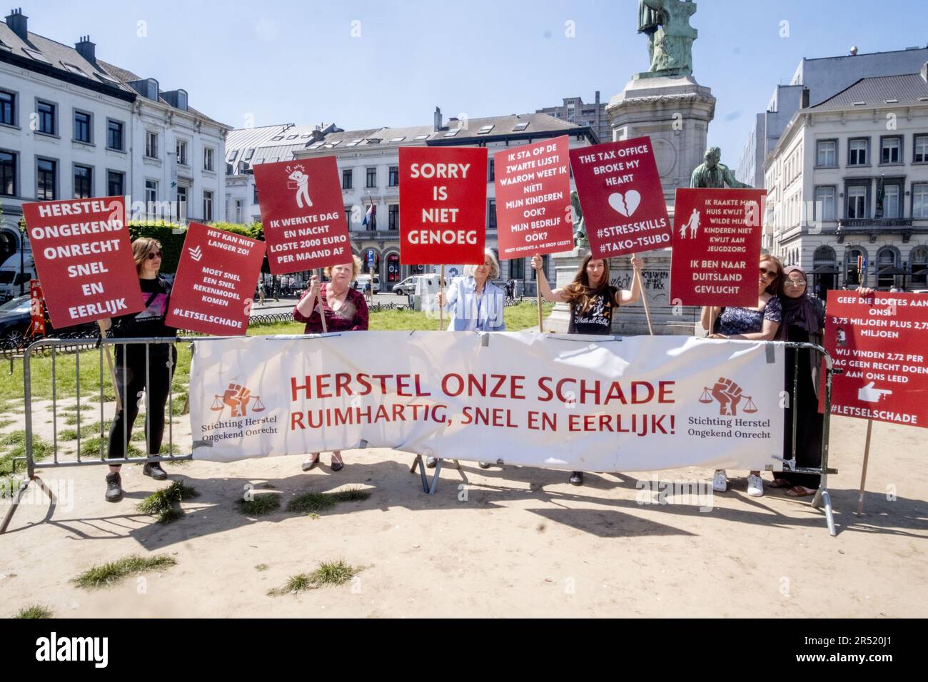 Bruxelles, Belgio. 31st maggio, 2023. La gente si riunisce per un'azione di protesta del gruppo "Stichting Herstel Ongekend Onrecht" per chiedere giustizia nello scandalo olandese delle prestazioni per i bambini, al di fuori di una sessione plenaria del Parlamento europeo a Bruxelles, mercoledì 31 maggio 2023. Tra il 2005 e il 2019 circa 30,000 genitori e 70,000 bambini sono stati falsamente accusati di richieste di risarcimento fraudolente, ricevendo richieste di rimborso per l'intera somma ricevuta. BELGA PHOTO HATIM KAGHAT Credit: Belga News Agency/Alamy Live News Foto Stock