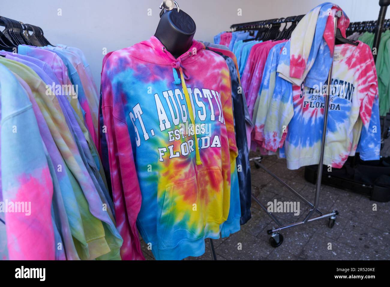 St Augustine, Florida - 28 dicembre 2022: Felpe con cappuccio colorato color arcobaleno tie-dye e felpe in vendita al di fuori di un negozio di articoli da regalo a St. Agostino' Foto Stock