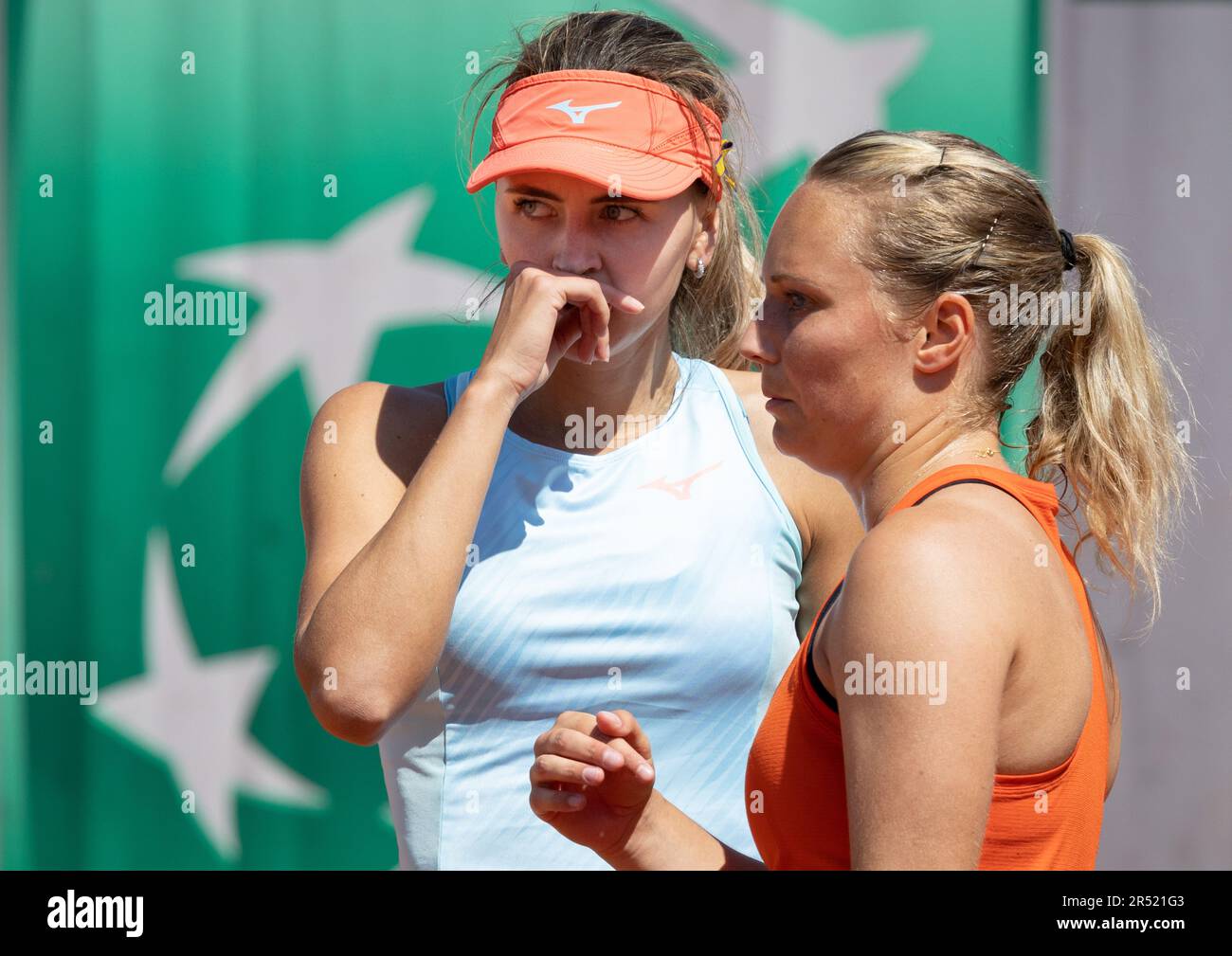 Parigi, Francia. 31st maggio, 2023. Il belga Maryna Zanevska e il belga Kimberley Zimmermann hanno ritratto nel corso di una partita di tennis doppia tra la coppia belga Zanevska-Zimmermann e la coppia francese Andrianjafitrimo-ferro, nel primo round delle doppie femminili al torneo di tennis francese Roland Garros Open di Parigi, in Francia, mercoledì 31 maggio 2023. BELGA PHOTO BENOIT DOPPAGNE Credit: Belga News Agency/Alamy Live News Foto Stock
