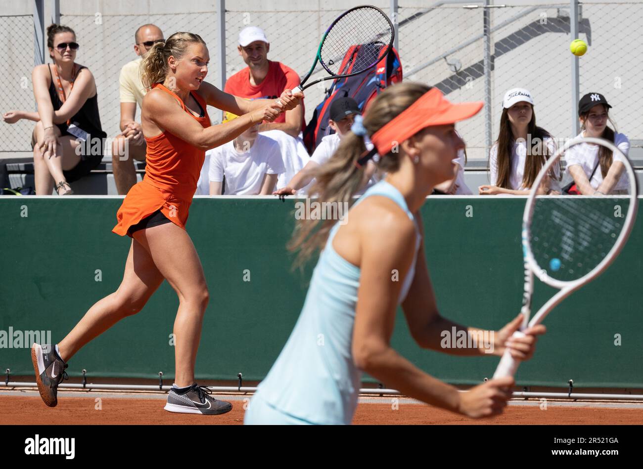Parigi, Francia. 31st maggio, 2023. Il belga Kimberley Zimmermann e il belga Maryna Zanevska hanno ritratto durante una partita di tennis doppia tra la coppia belga Zanevska-Zimmermann e la coppia francese Andrianjafitrimo-ferro, nel primo round delle doppie femminili al torneo di tennis francese Roland Garros Open di Parigi, in Francia, mercoledì 31 maggio 2023. BELGA PHOTO BENOIT DOPPAGNE Credit: Belga News Agency/Alamy Live News Foto Stock