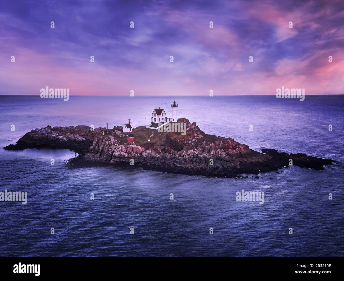 Nobble Lighthouse Aerial BW - veduta aerea di un bel cielo spettacolare dell'iconica Nobble Light a Cape Neddick a York, Maine, New en Foto Stock