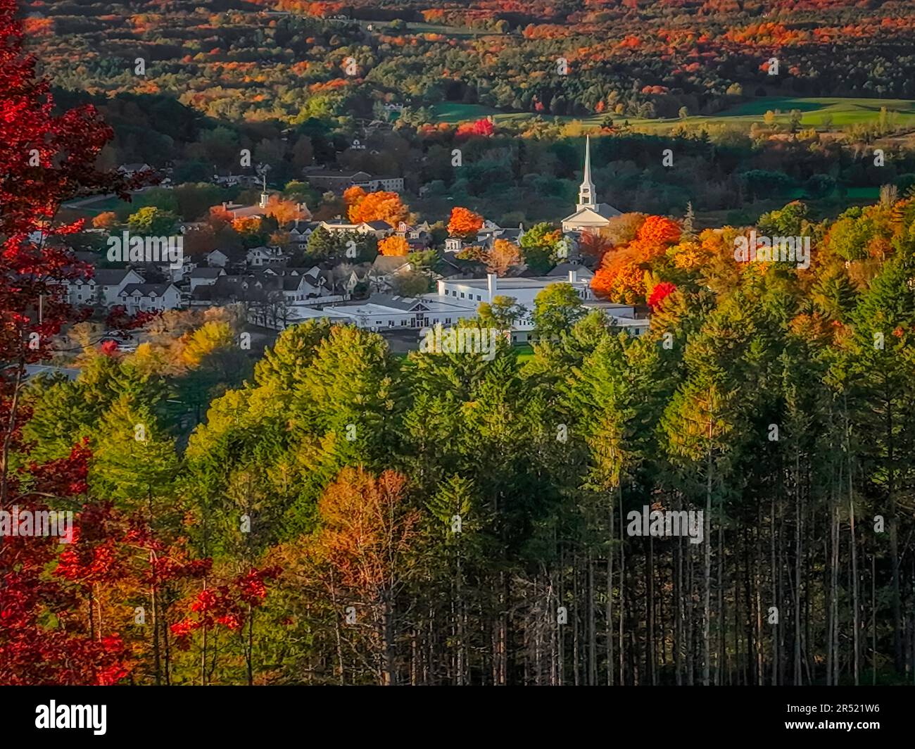 Stowe Community Church - veduta aerea dell'iconica cappella bianca dei campanile durante l'alta stagione delle foglie autunnali. Questa immagine è disponibile anche in nero Foto Stock