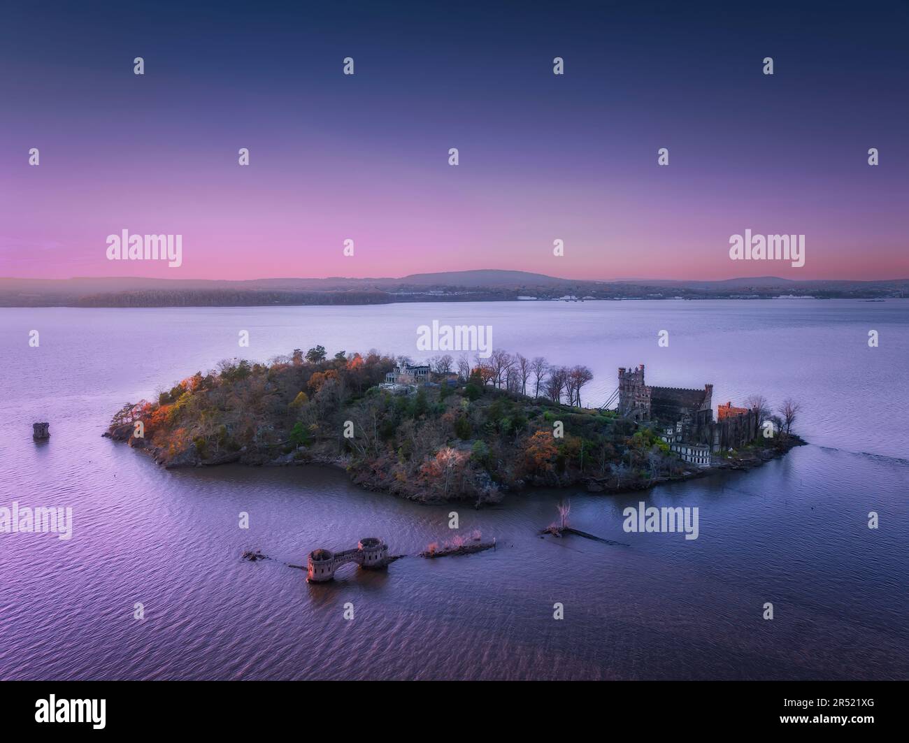 Bannerman Castle NY - Bannermans Island Arsenal è un magazzino militare abbandonato eccedente situato in una piccola e desolata isola nel mezzo del Foto Stock