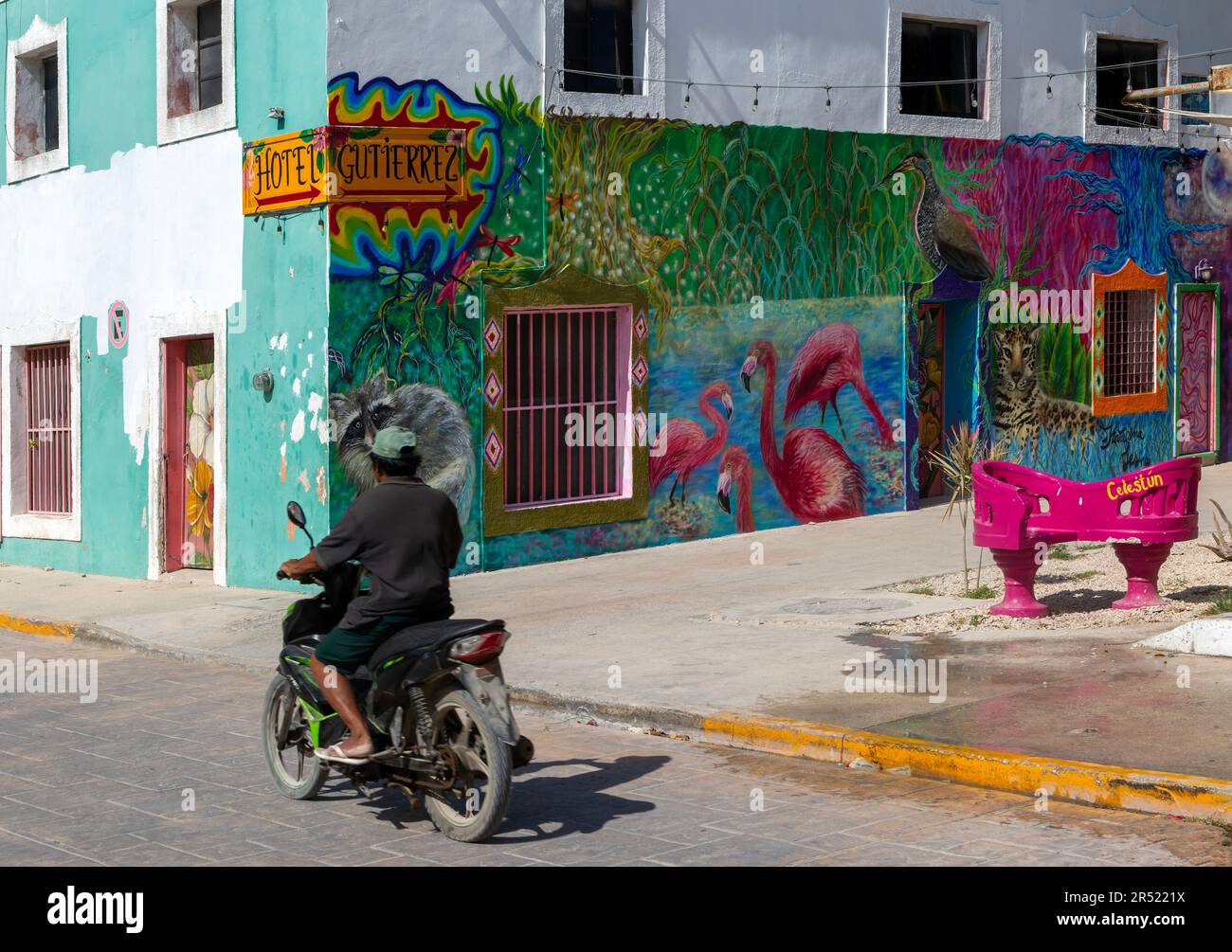 Scena stradale con veicolo motociclistico nel centro del piccolo insediamento di Celestun, Yucatan, Messico Foto Stock